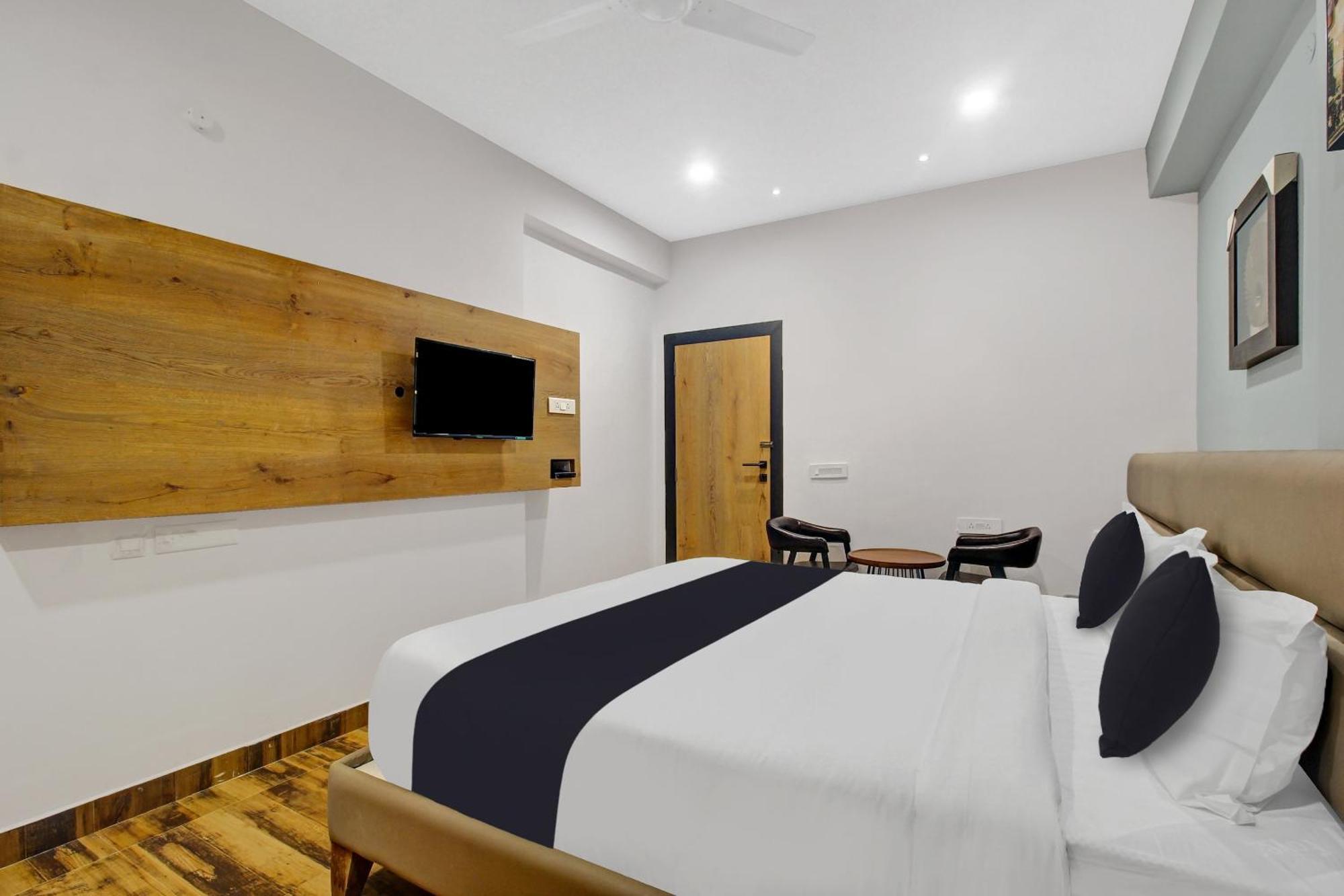 Super Townhouse Oak Hitec City Near Image Hospital Hyderabad Exterior photo