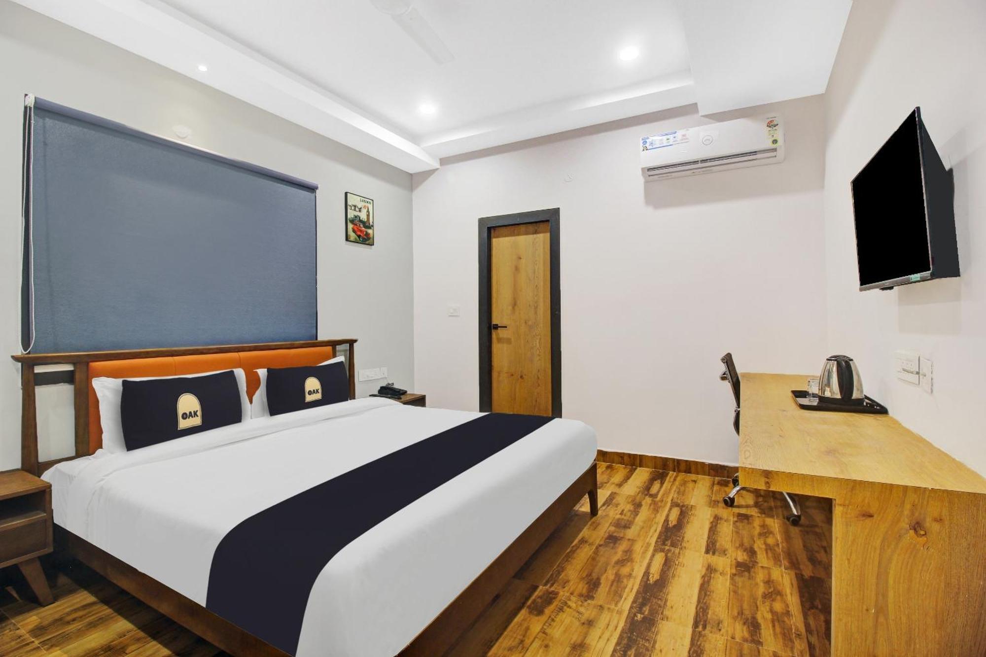 Super Townhouse Oak Hitec City Near Image Hospital Hyderabad Exterior photo