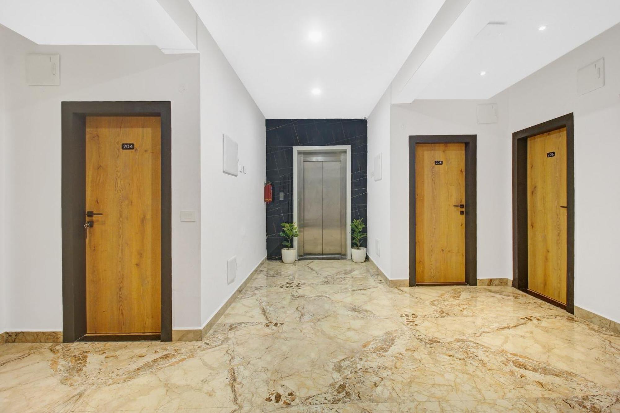 Super Townhouse Oak Hitec City Near Image Hospital Hyderabad Exterior photo